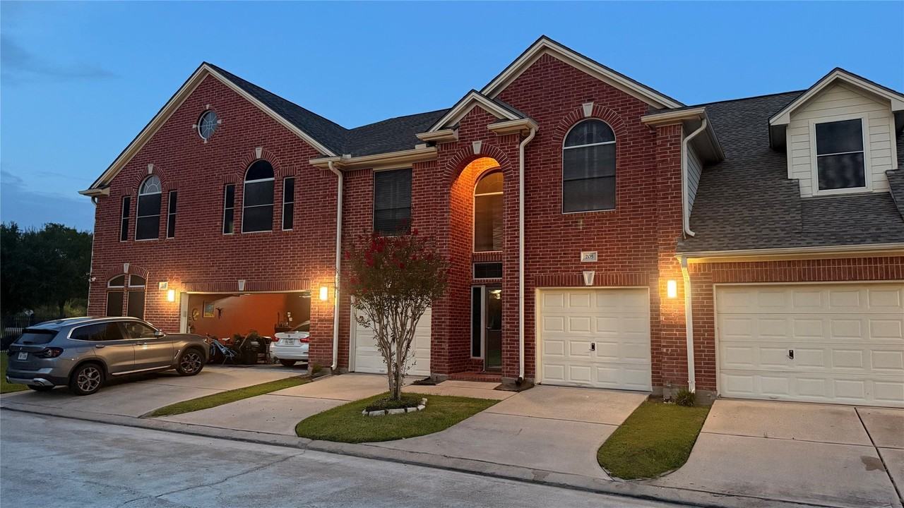 1408 S Friendswood Dr - Photo 2 of 34