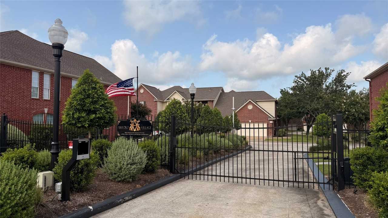 1408 S Friendswood Dr - Photo 3 of 34