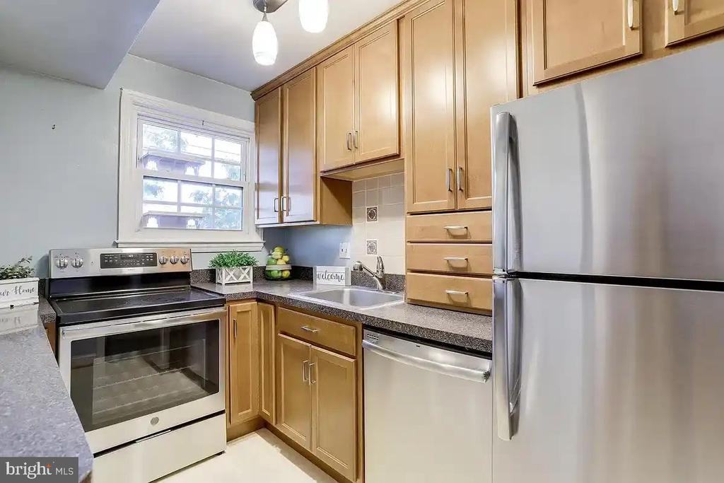 1319 S Walter Reed Dr - Photo 5 of 15