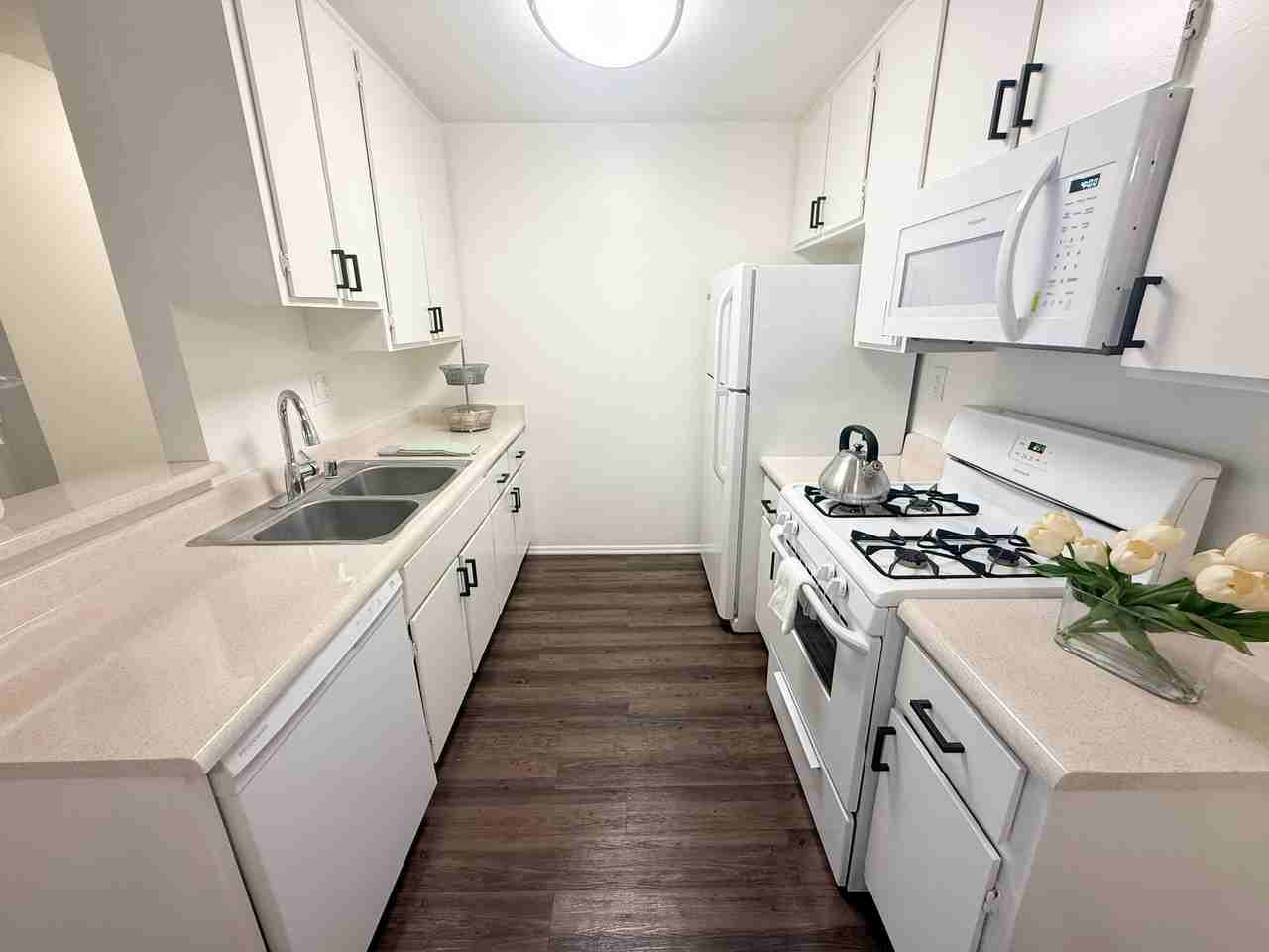 11018 Moorpark Apartments - Photo 5 of 16