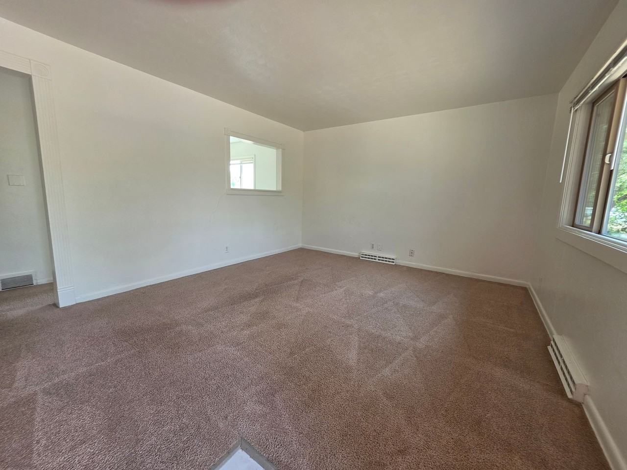 940 37th St - Photo 2 of 25
