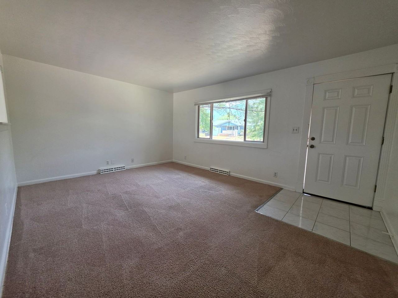 940 37th St - Photo 4 of 25