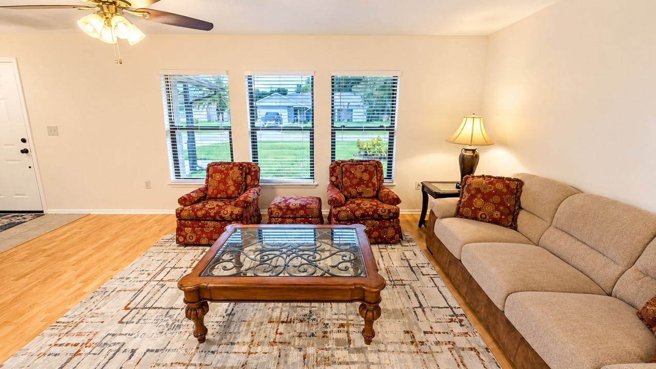 1526 Georgetowne Ln - Photo 4 of 36