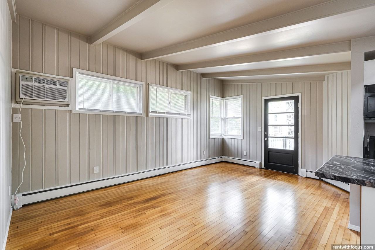 536 Algoma Blvd - Photo 3 of 22