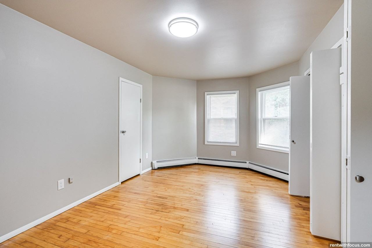 536 Algoma Blvd - Photo 5 of 22