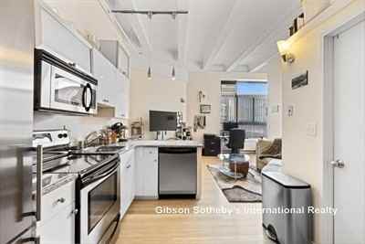 12 Stoneholm St