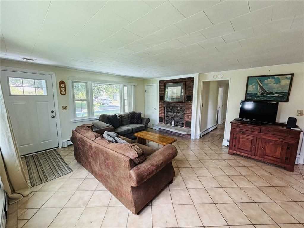 64 Hemlock Ave - Photo 3 of 16
