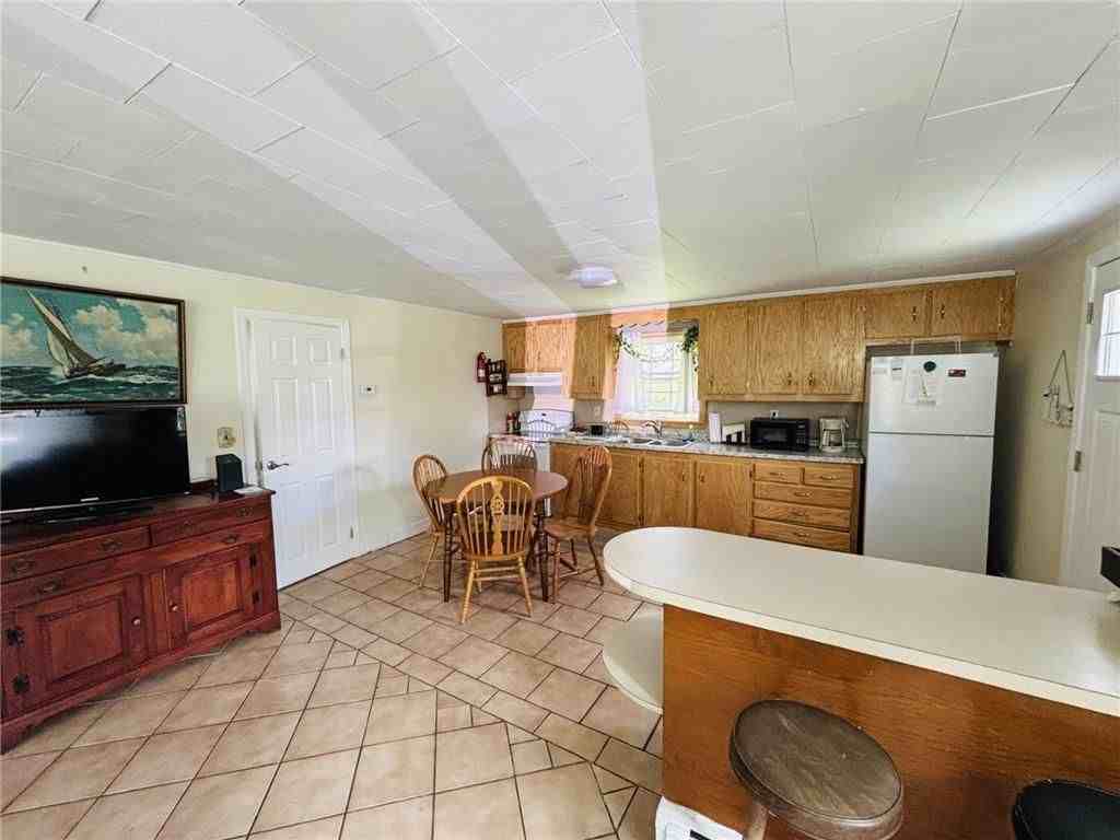 64 Hemlock Ave - Photo 7 of 16