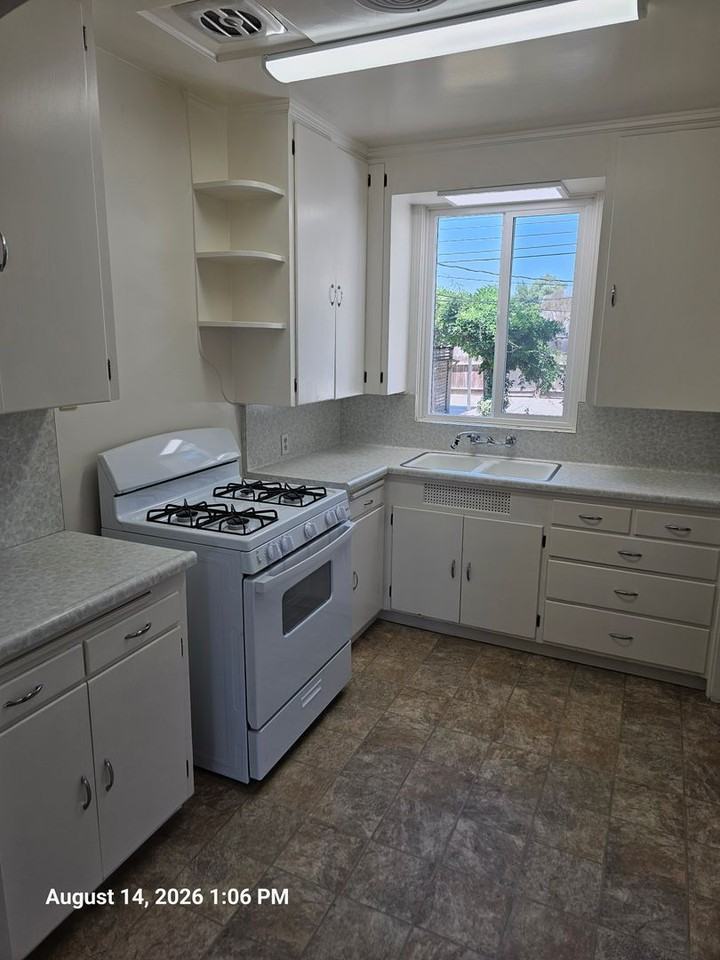 748 E San Joaquin Ave - Photo 5 of 8