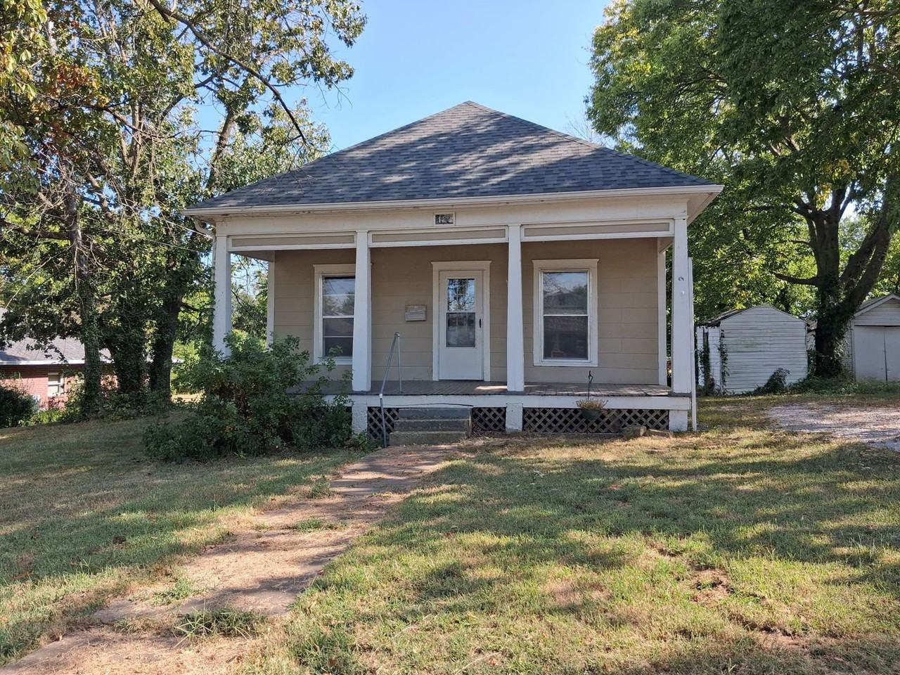 422 E Sycamore St - Photo 2 of 8
