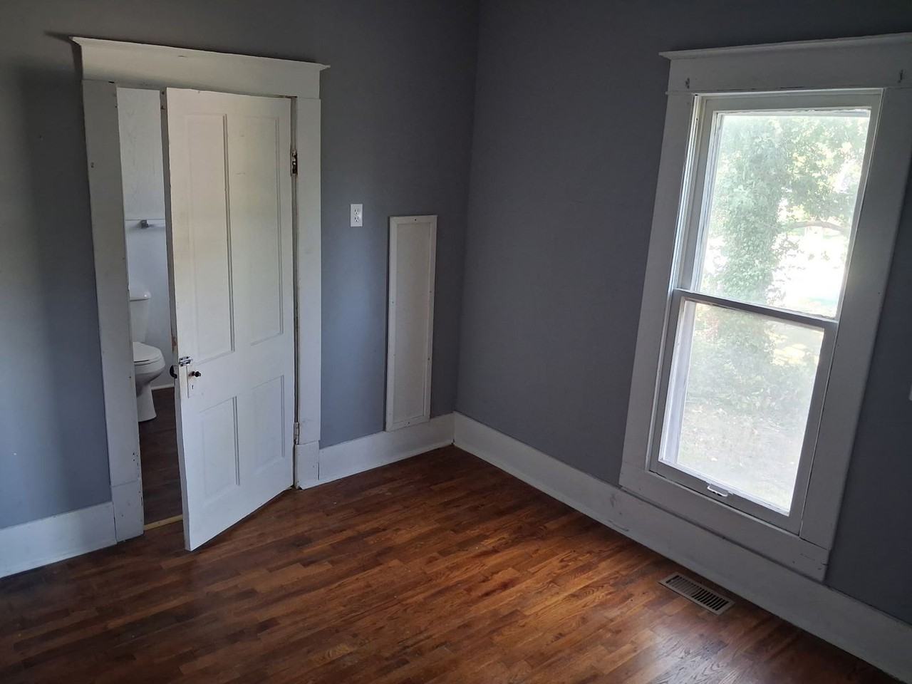 422 E Sycamore St - Photo 6 of 8