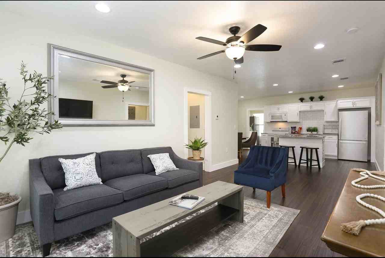 1226 Lamar St - Photo 5 of 31