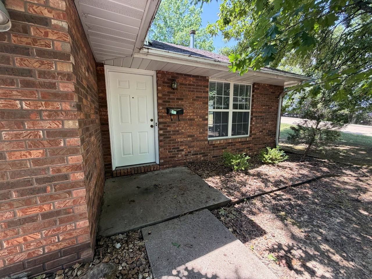 851 851 Southwest Blvd B - Photo 2 of 32