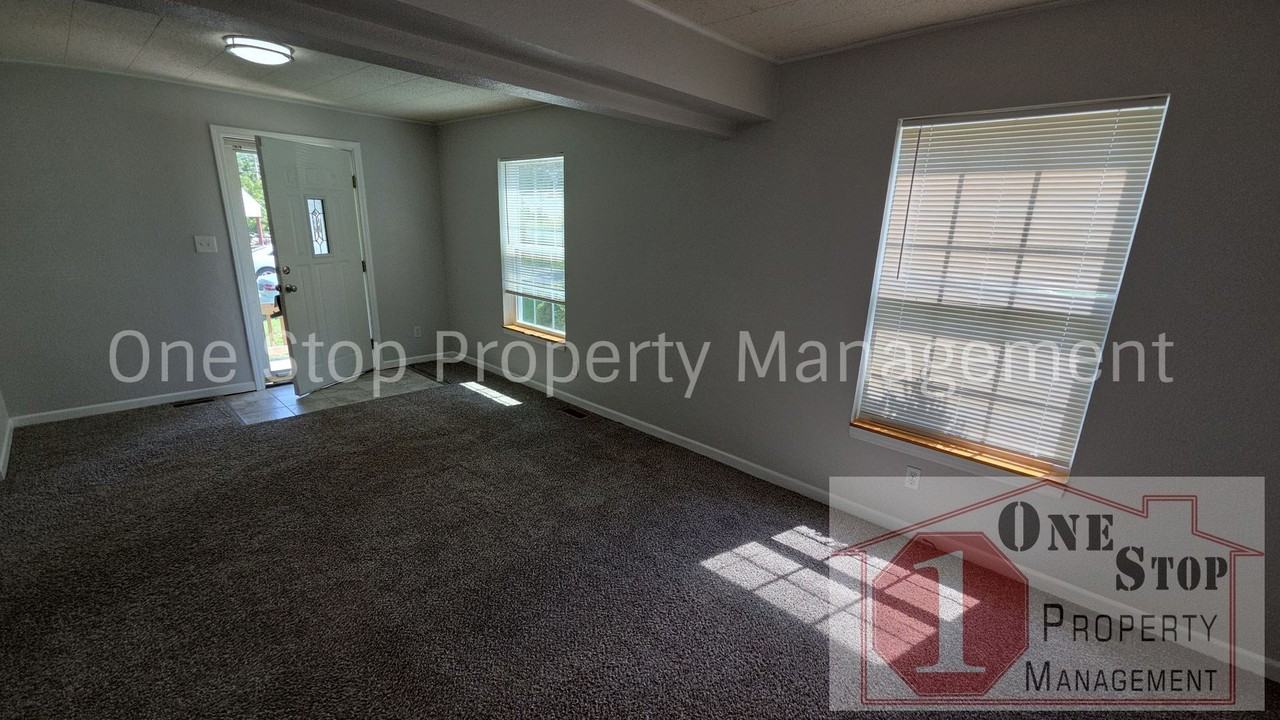 606 S Fairview Ave - Photo 3 of 23