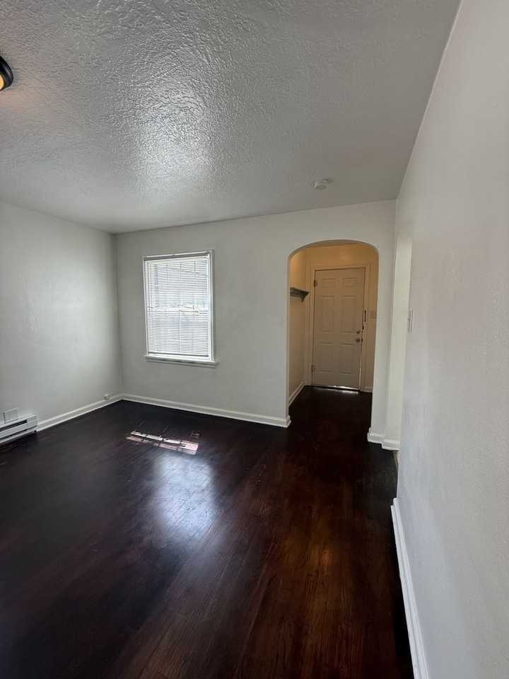 428 S 10th Ave #A - Photo 4 of 25