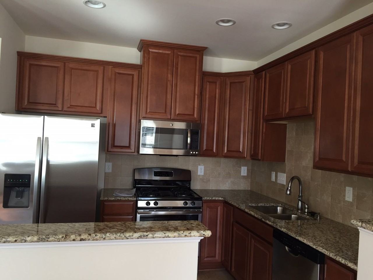 2416 Silverthorn Dr - Photo 3 of 8