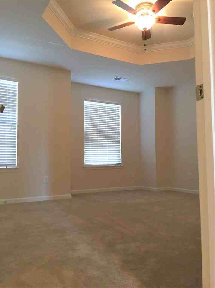 2416 Silverthorn Dr - Photo 5 of 8