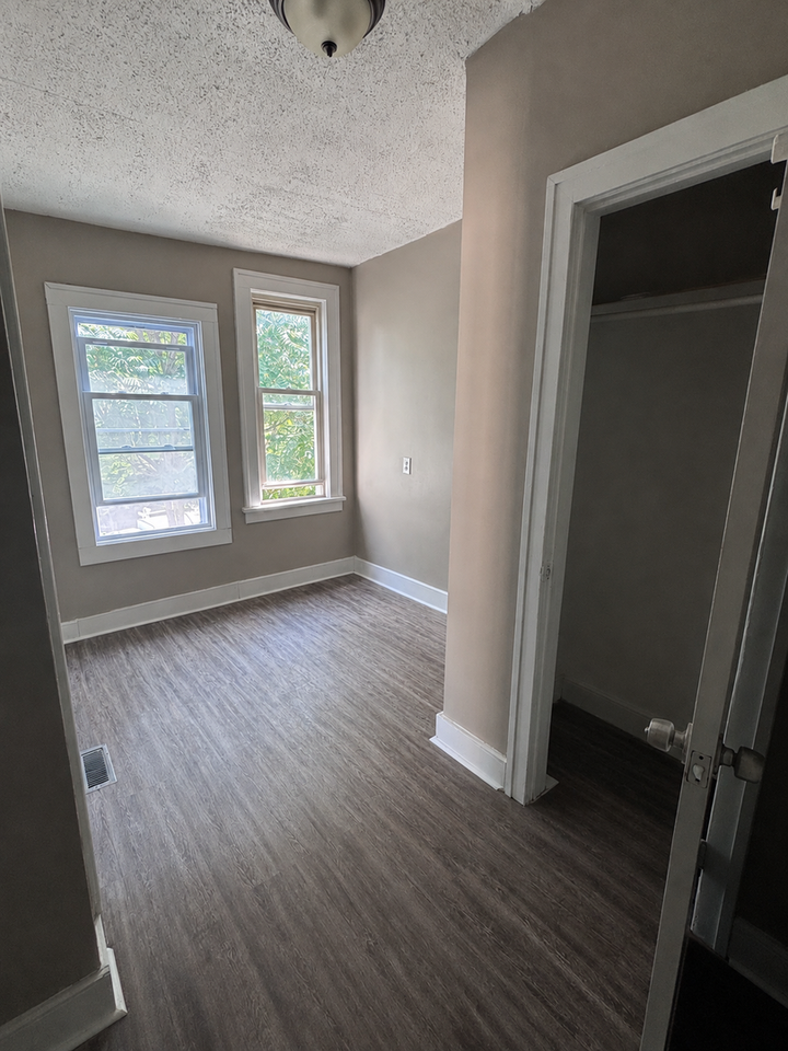 236 Ontario St - Photo 6 of 12