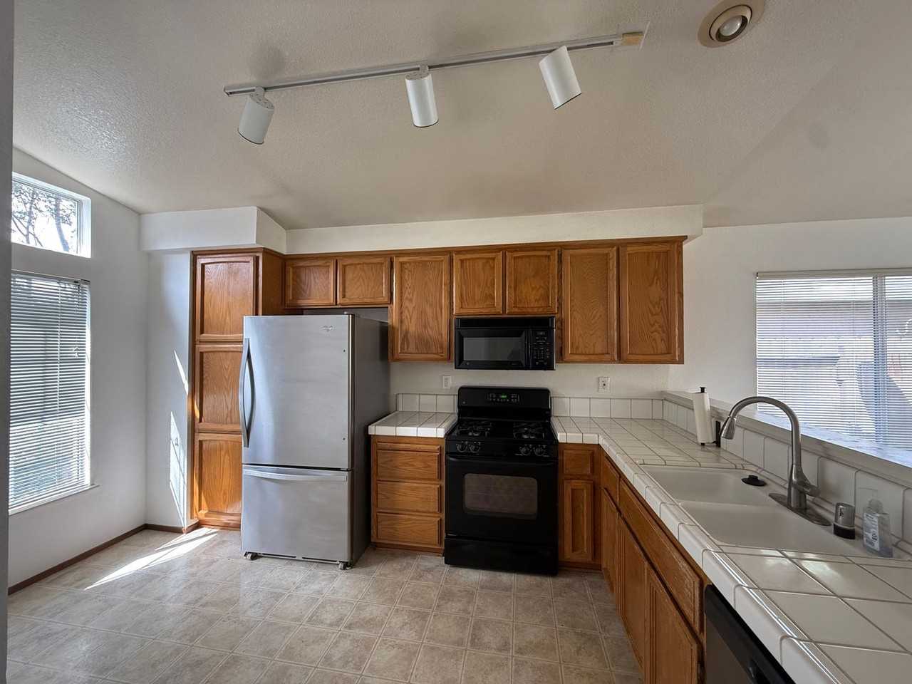 6415 Shasta Creek Way - Photo 6 of 25