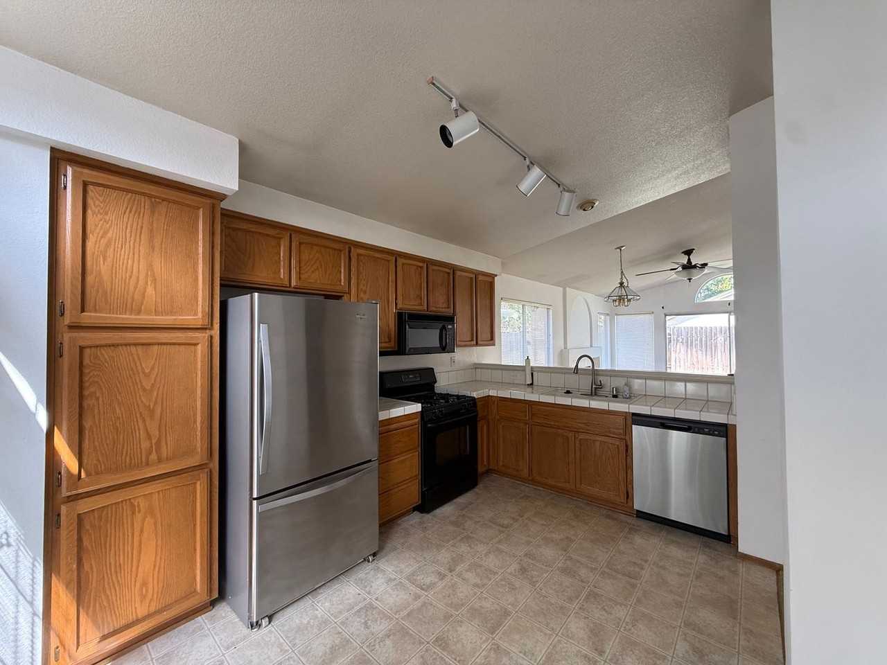 6415 Shasta Creek Way - Photo 7 of 25