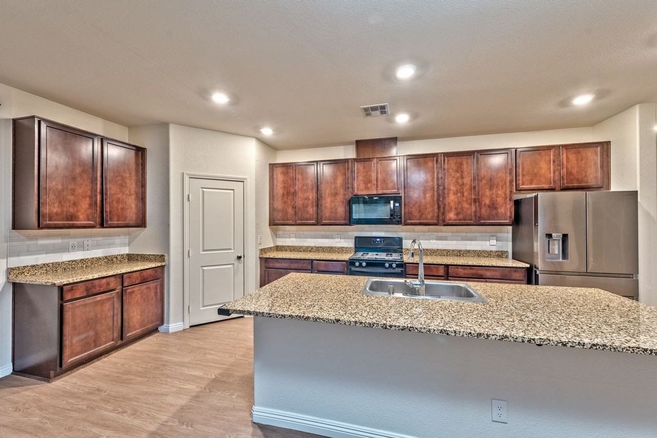 863 Elmstone Pl - Photo 4 of 16