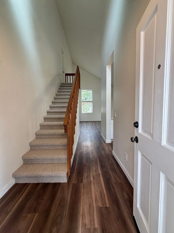 1422 Eagle Ct - Photo 3 of 50
