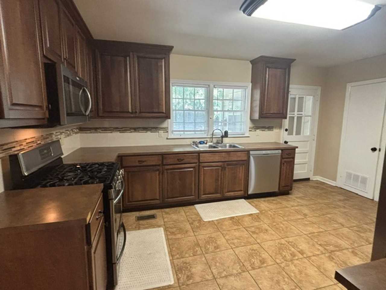 1531 Iris Dr - Photo 3 of 37