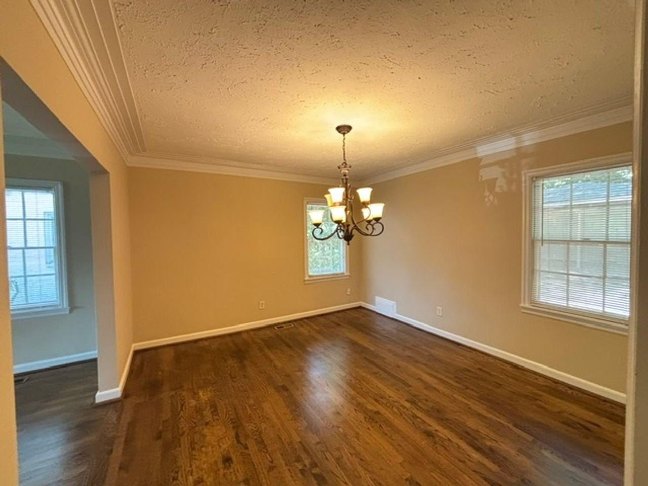 1531 Iris Dr - Photo 5 of 37
