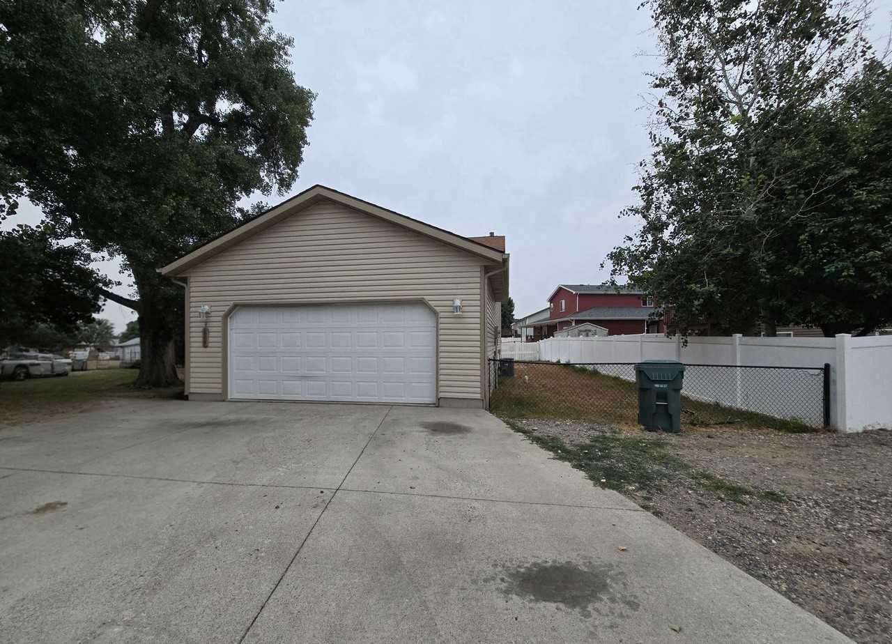 1317 Mirror Lake Ln - Photo 2 of 17