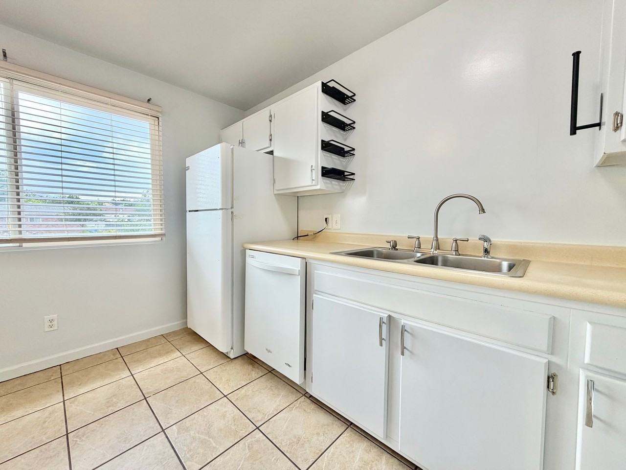 7685 S 2550 W - Photo 7 of 20