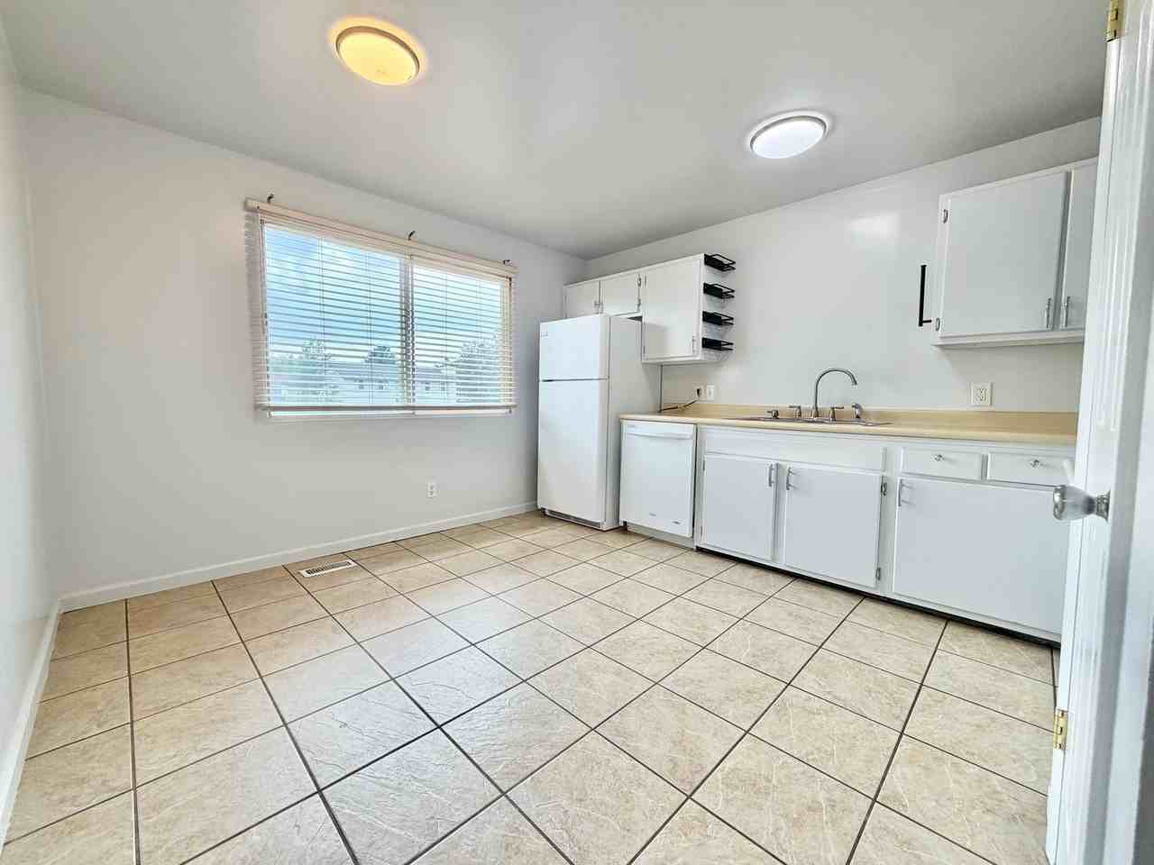 7685 S 2550 W - Photo 4 of 20
