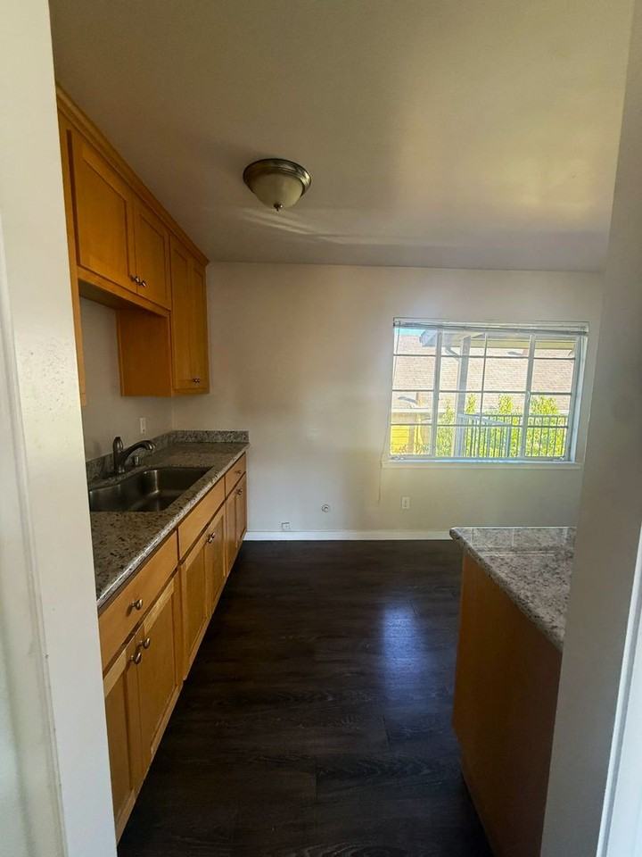 647 N San Pedro St - Photo 7 of 14