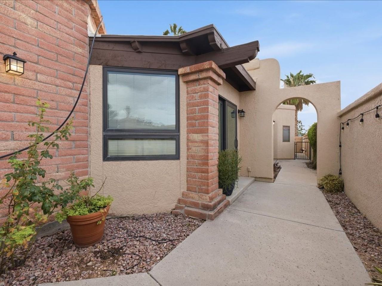 10111 N Spyglass Pl - Photo 3 of 27