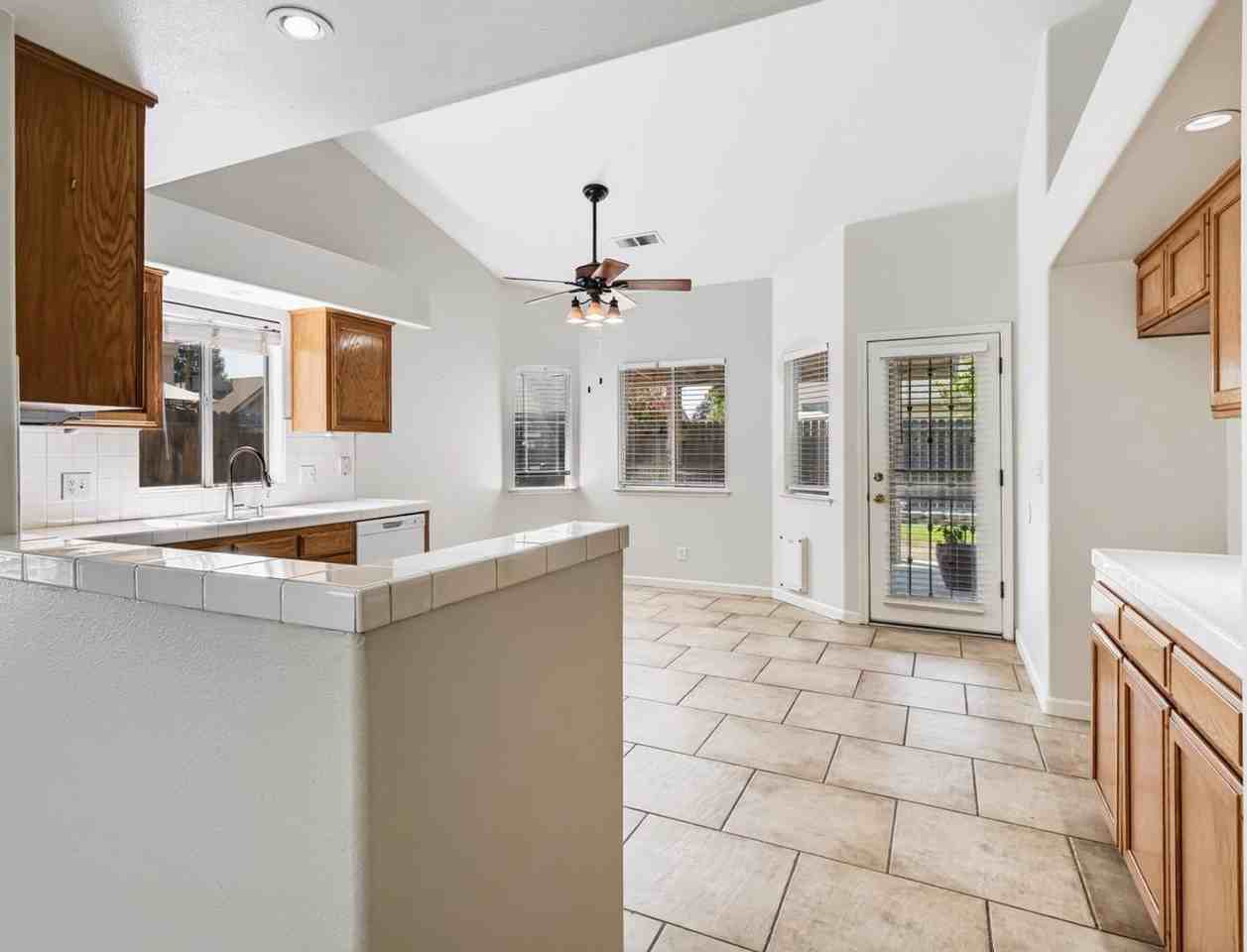 352 W Kelly Ave - Photo 7 of 33