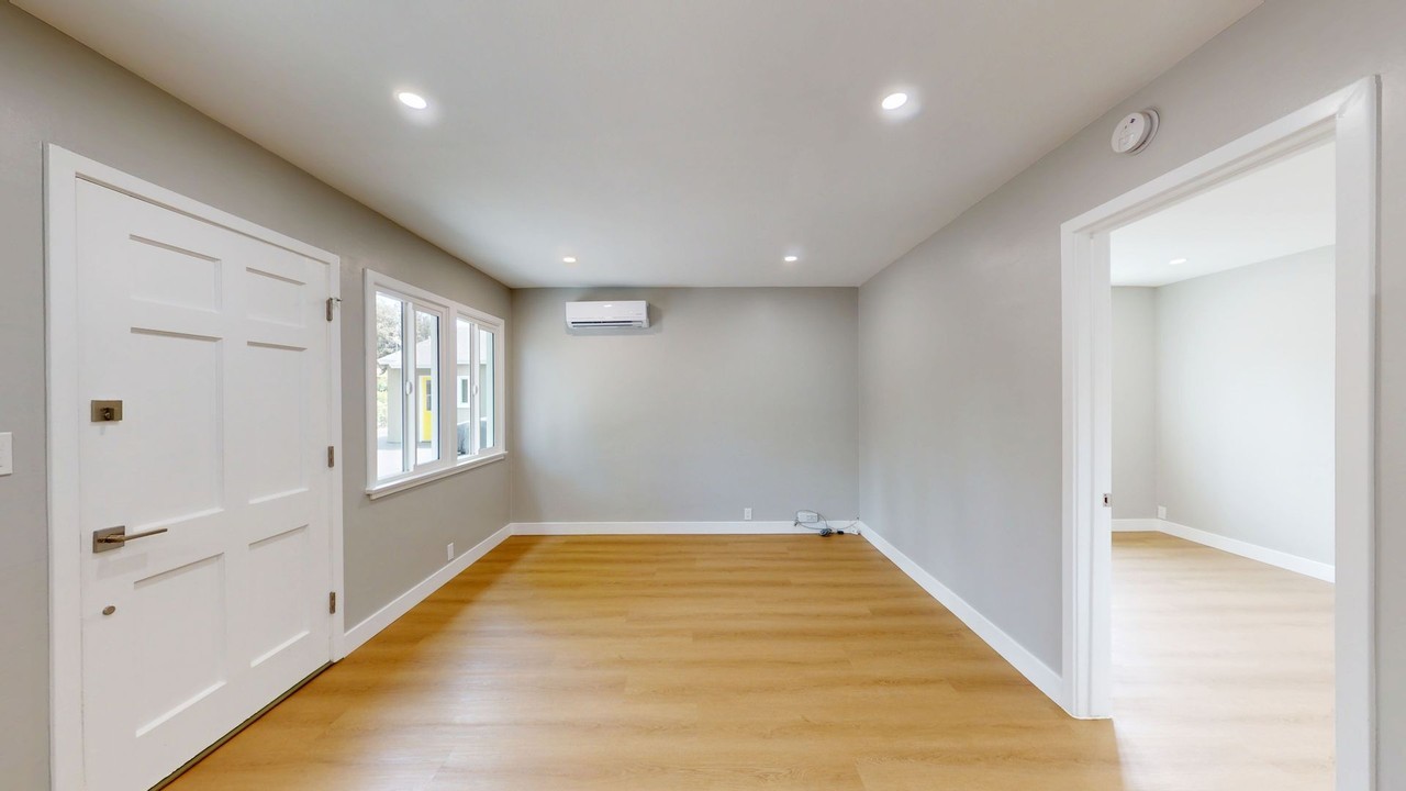 869 N Madison Ave - Photo 4 of 13
