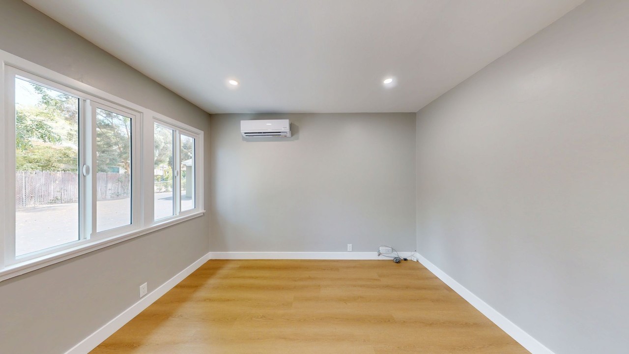 869 N Madison Ave - Photo 5 of 13