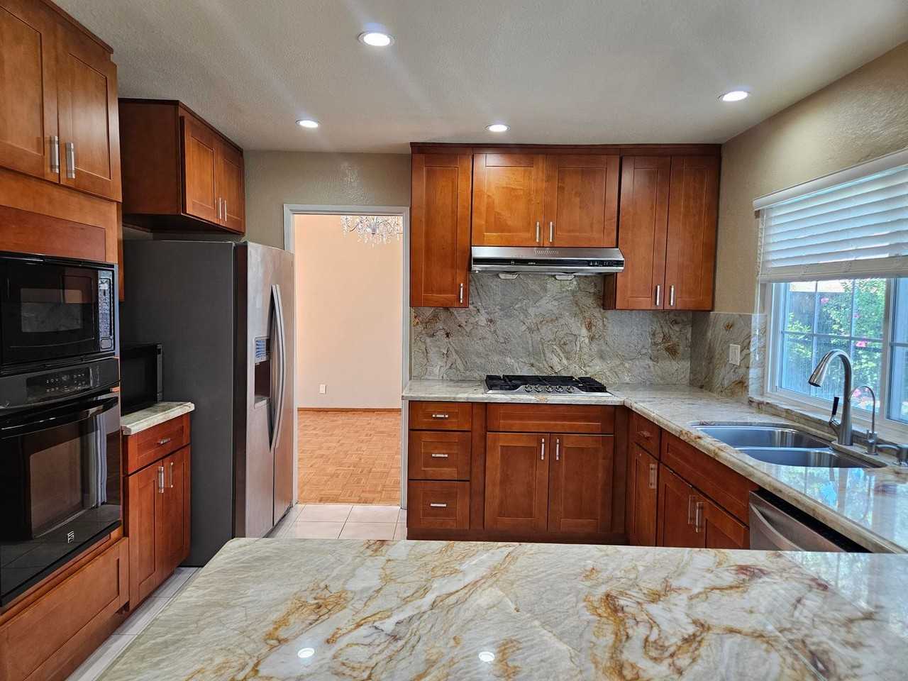 3076 Valleywood Ct - Photo 6 of 24