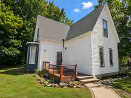 featured image of 401 E 10th St