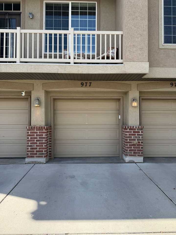 977 Chelsea Ln - Photo 2 of 32