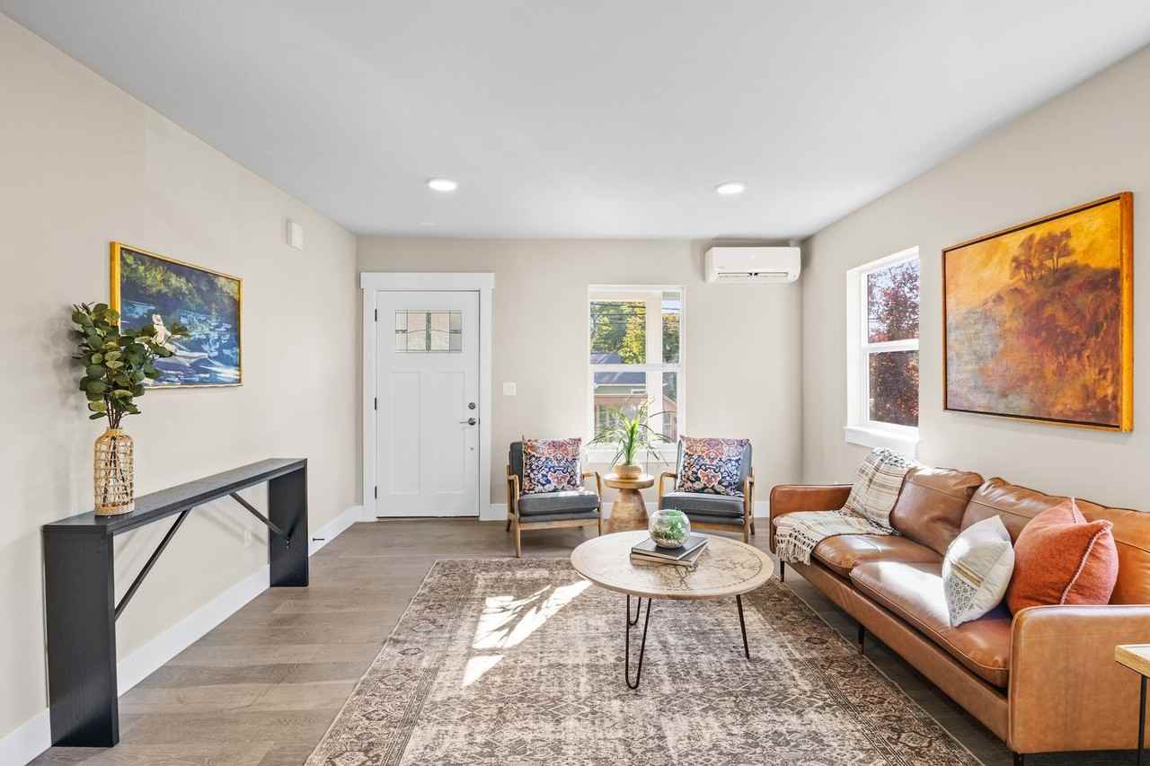 9547 Wallingford Ave N - Photo 4 of 46