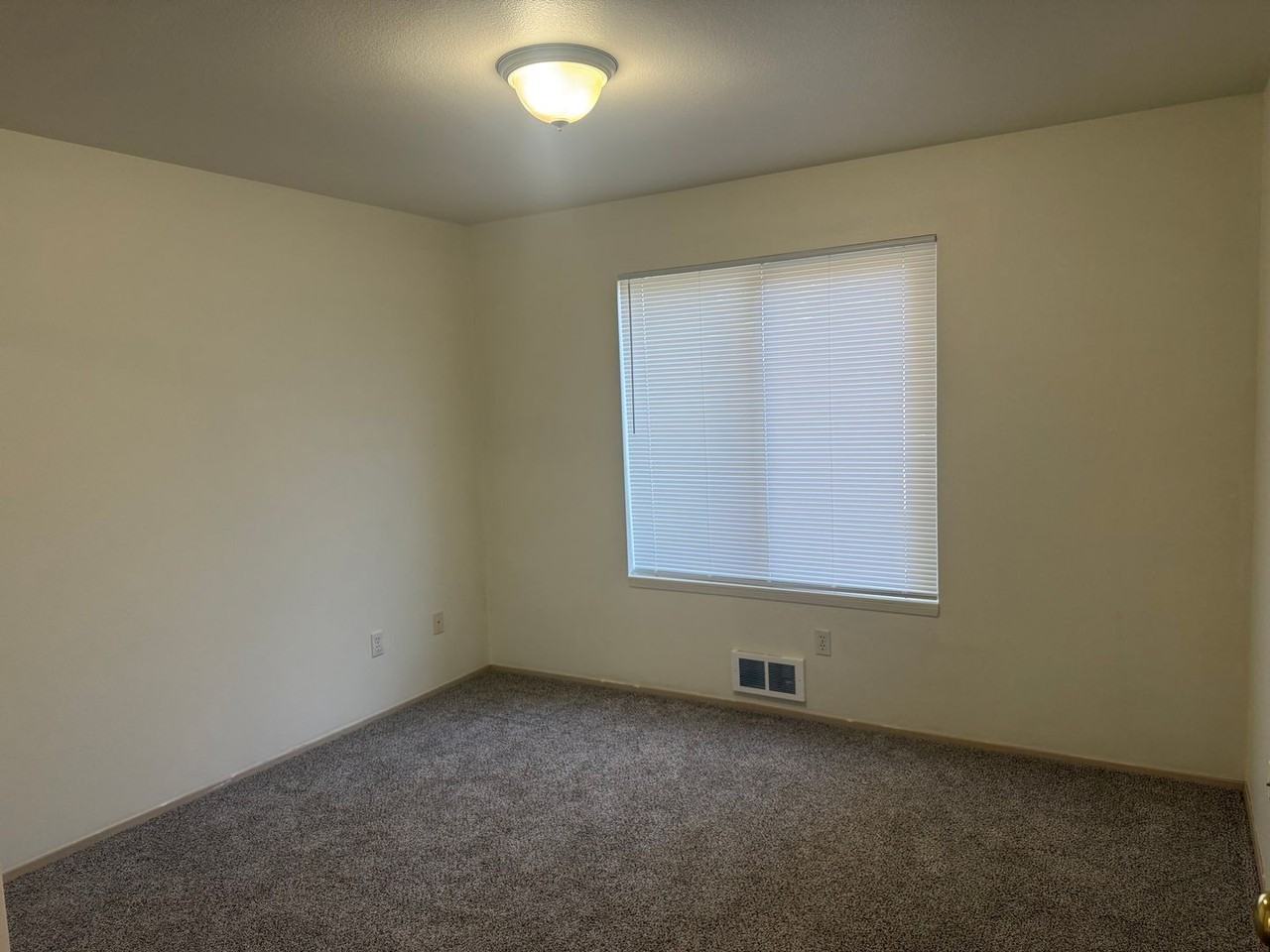 3208 Rockefeller Ave - Photo 5 of 17