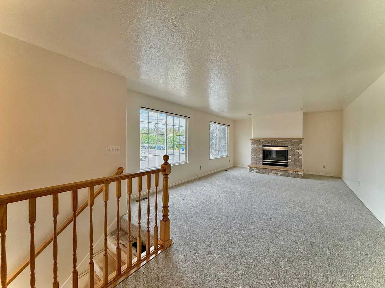 1080 E Elgin Ave - Photo 5 of 32