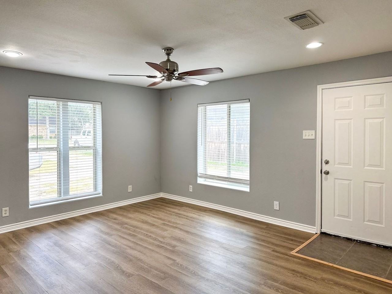 5214 Lane St - Photo 3 of 21