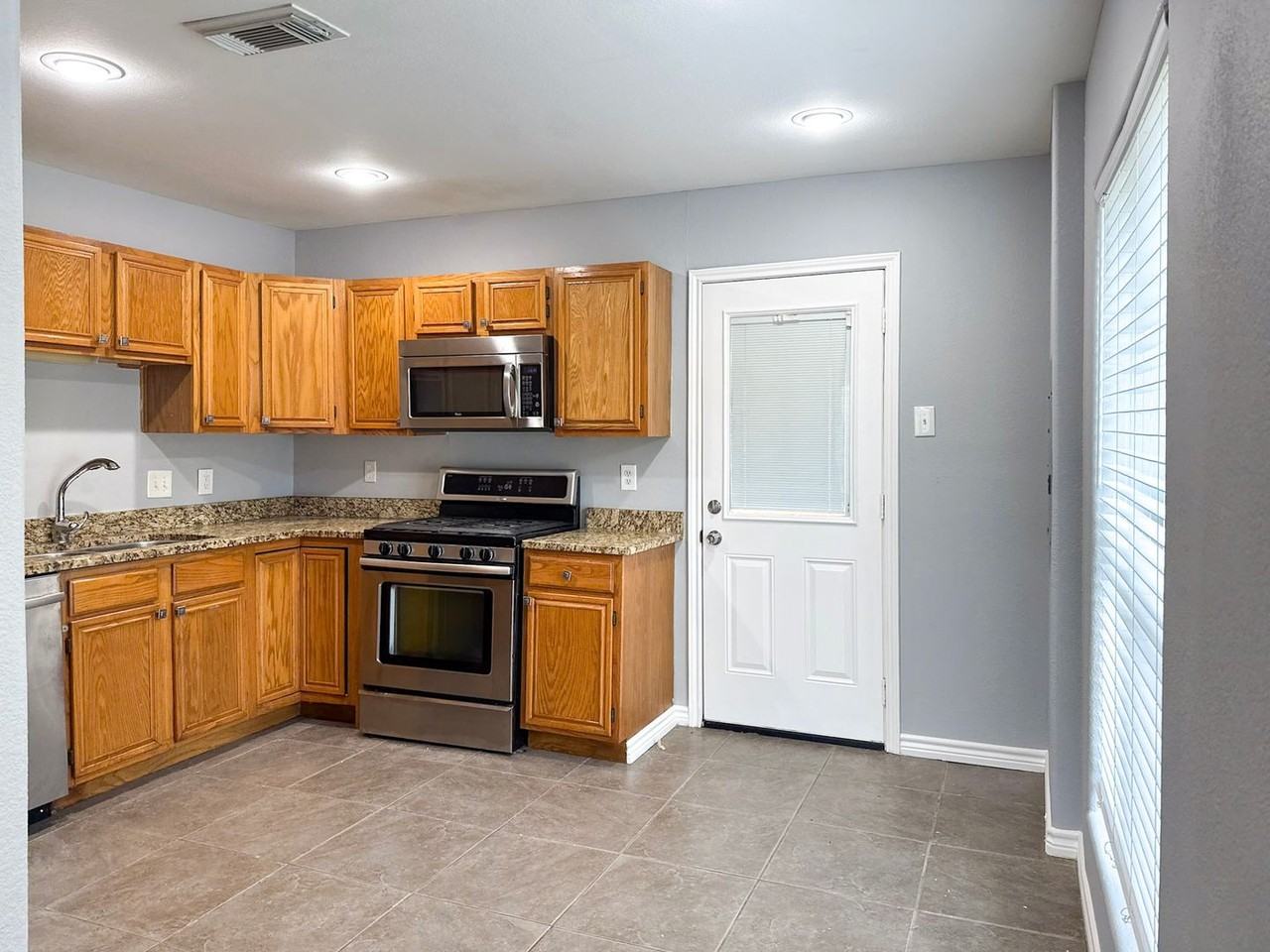 5214 Lane St - Photo 5 of 21
