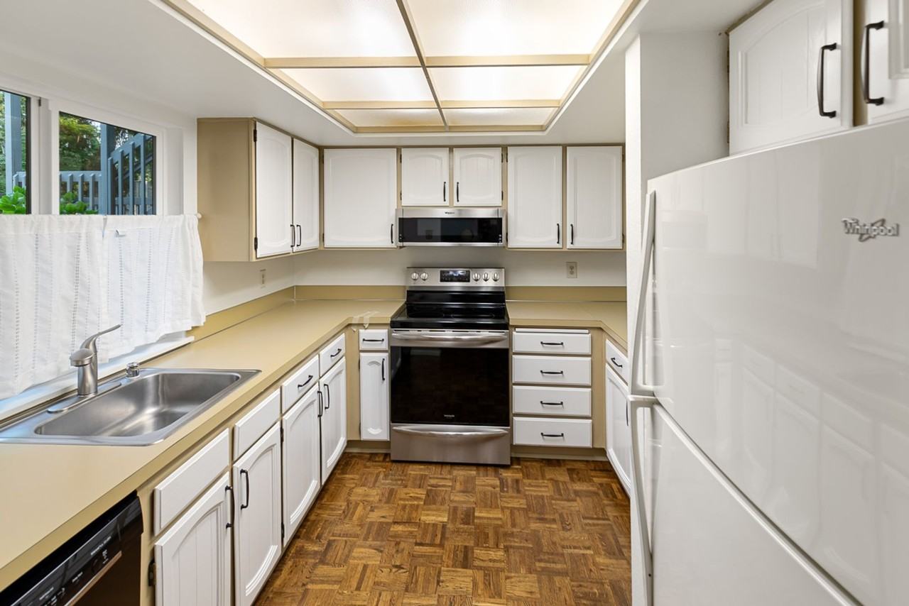 10922 Ne 34th Pl #2 - Photo 7 of 17
