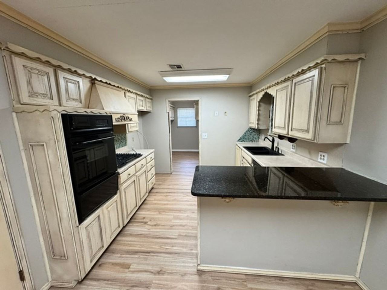 2204 Edgewood Dr - Photo 2 of 21