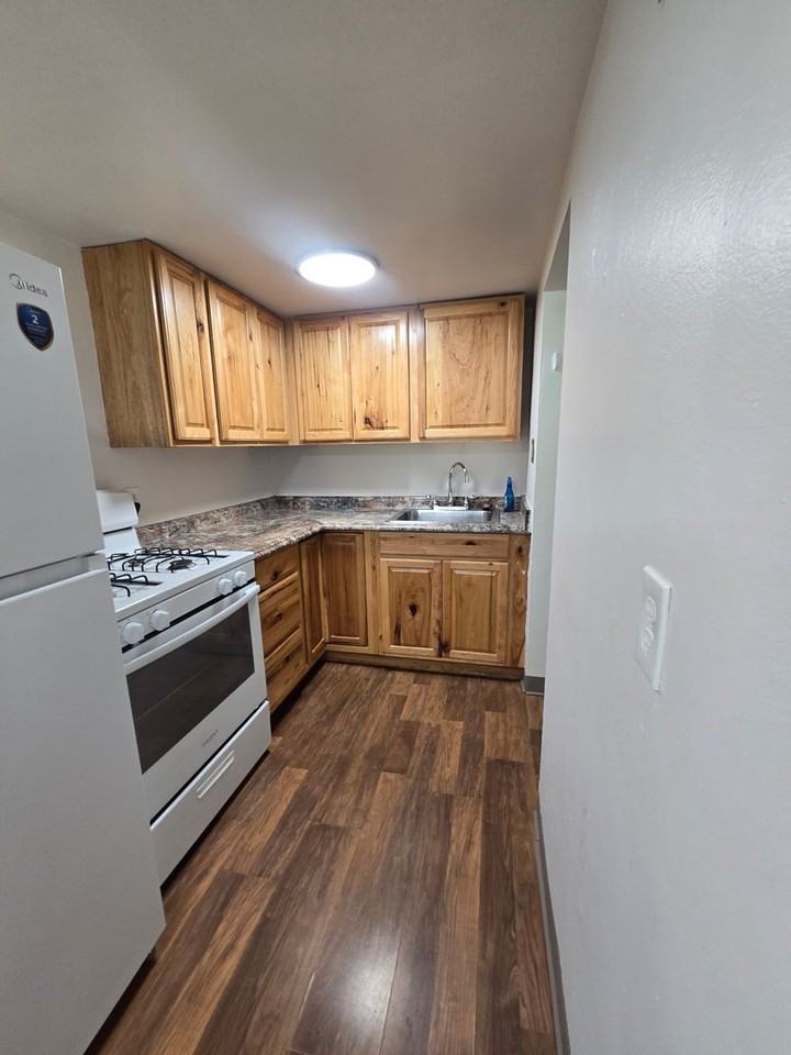 105 Hilltop Dr - Photo 3 of 10