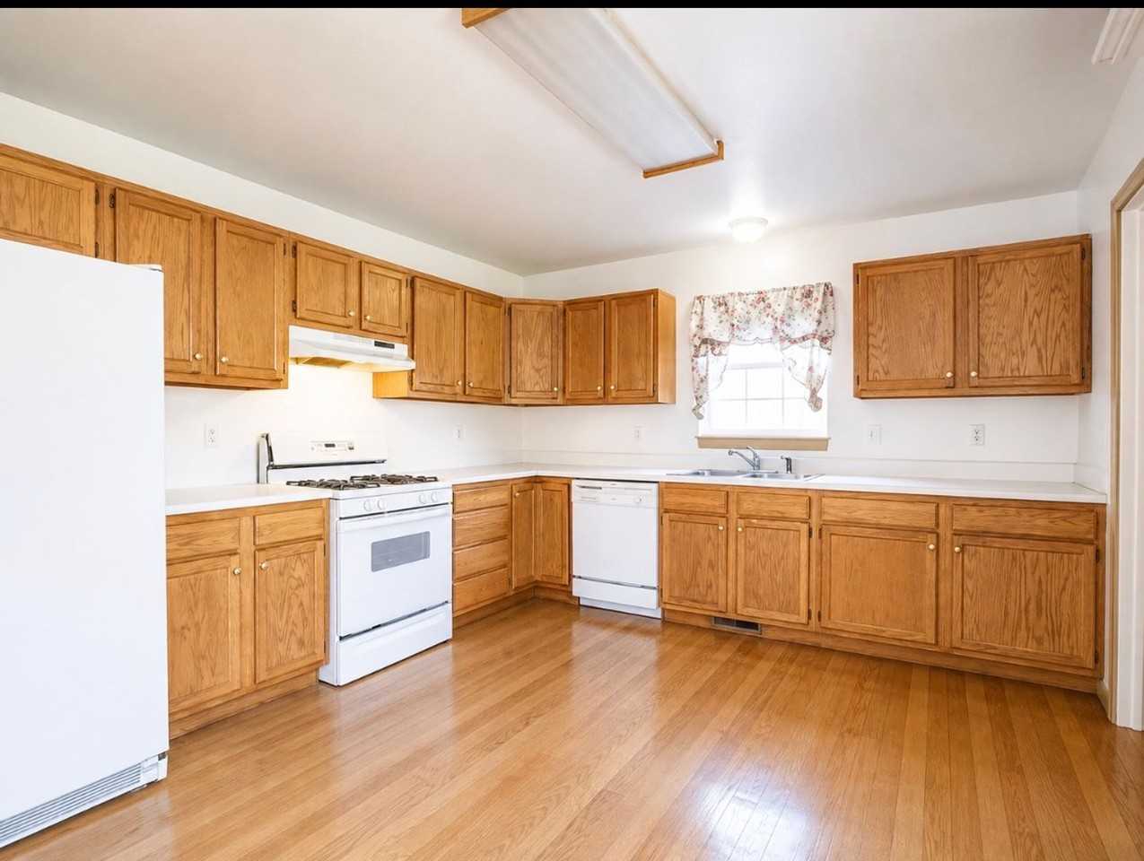 1332 Grand Ave - Photo 5 of 7