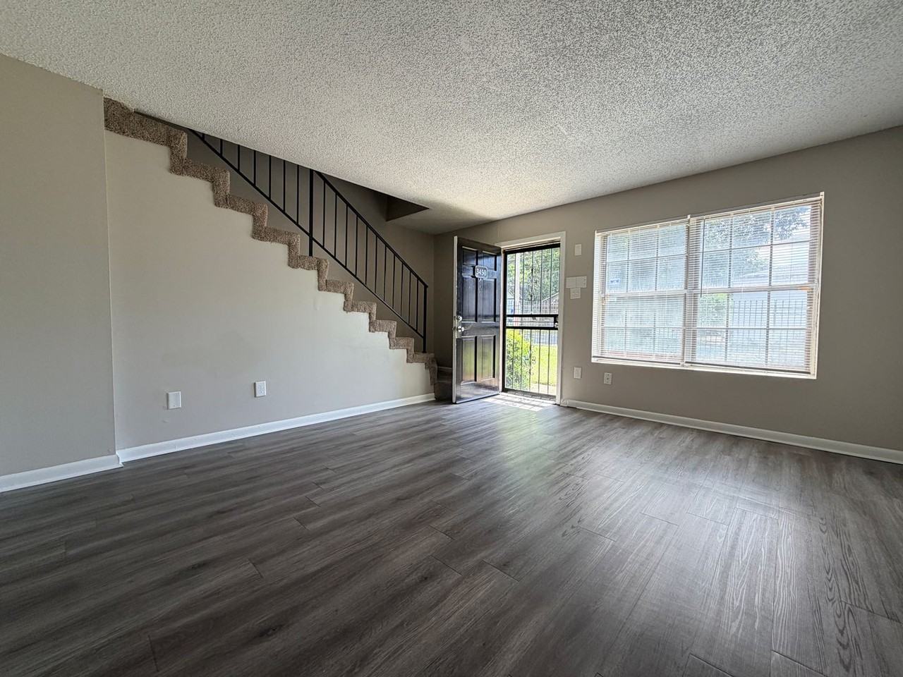 3450 Spottswood Ave - Photo 2 of 11