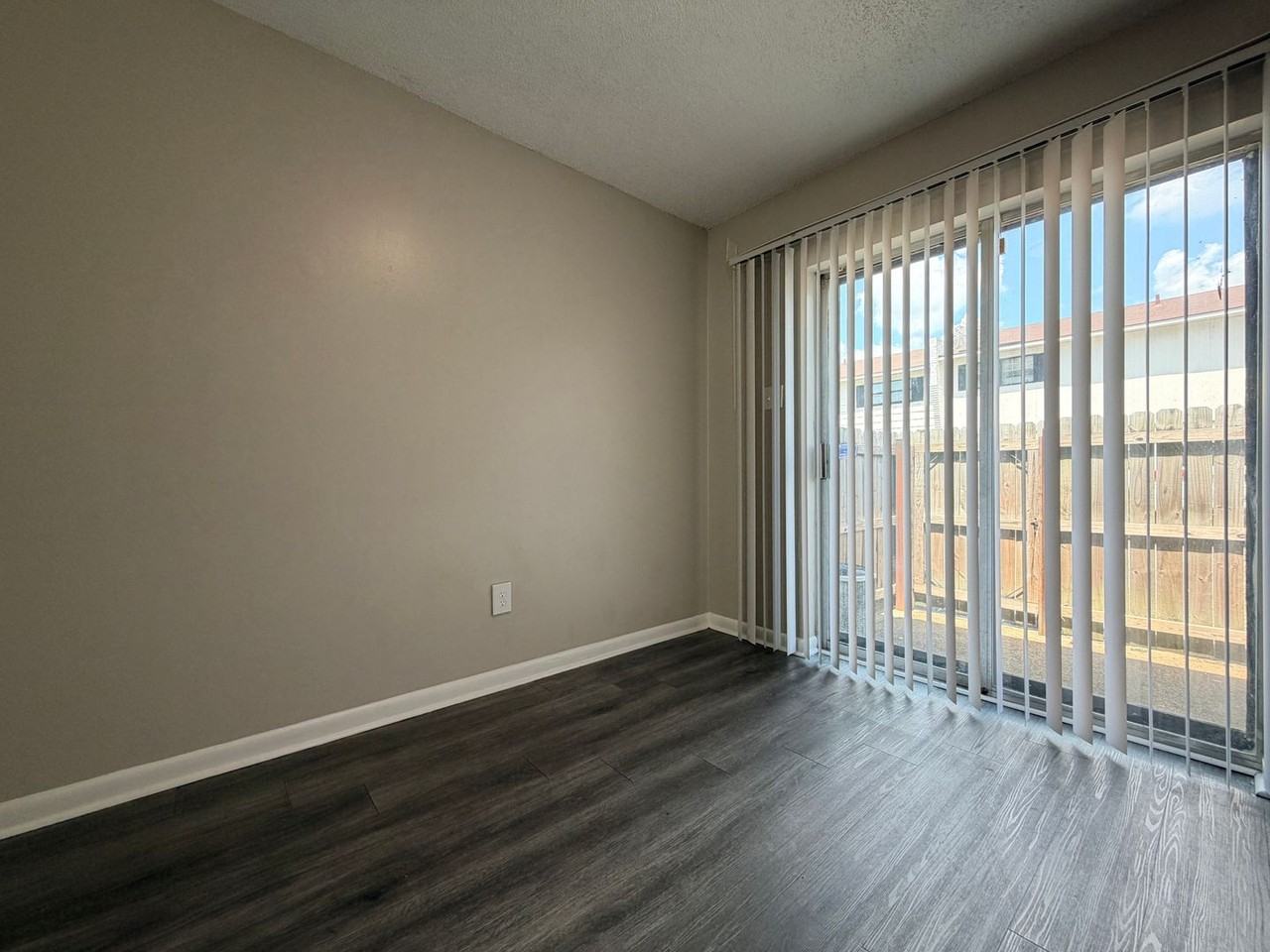 3450 Spottswood Ave - Photo 3 of 11